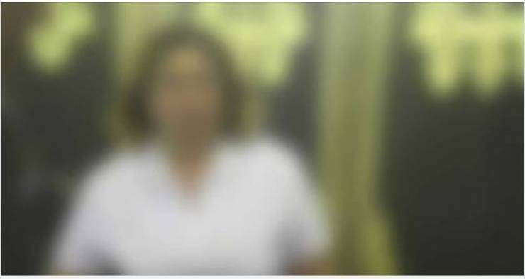 صورة| نجمة شهيرة تثير ضجة بسبب حضورها عزاء بالأبيض