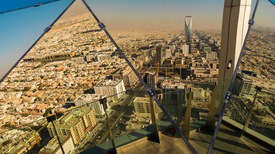 هل تعجز السعودية عن إيقاف تدفق الأموال للخارج أم تفعل ذلك عمداً؟