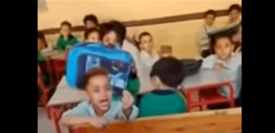 فيديو لطفل في المدرسة يشعل مواقع التواصل!