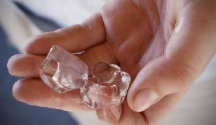 ضعوا قطعة ثلج بين الإبهام والسبابة.. وهذا ما سيحدث!