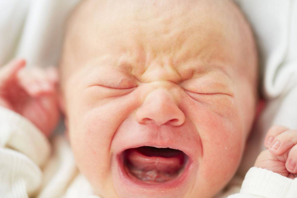 لعصبيّة الرضيع أسباب عديدة... لا تهمليها!