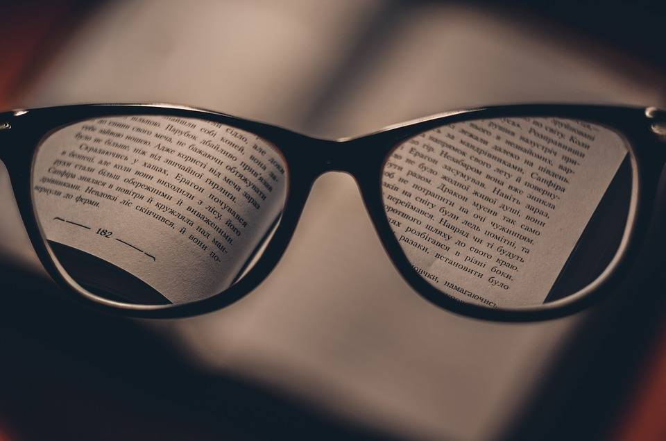 لمن يستخدم نظارة القراءة.. انتبه!