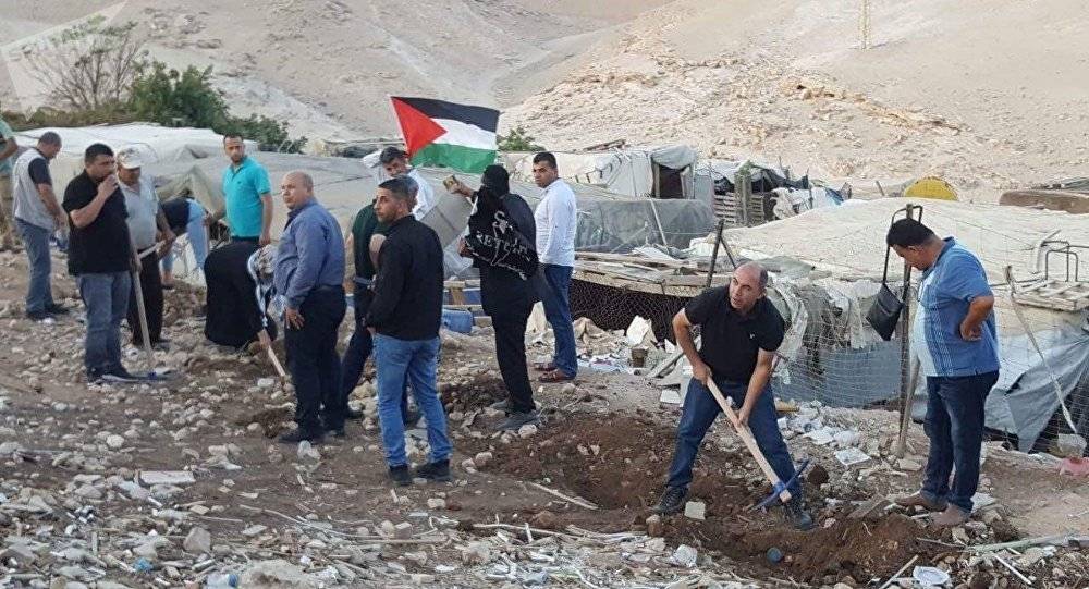 مئات الفلسطينيين يستعدون لصلاة الجمعة في الخان الأحمر والجيش الإسرائيلي يغلق البوابات