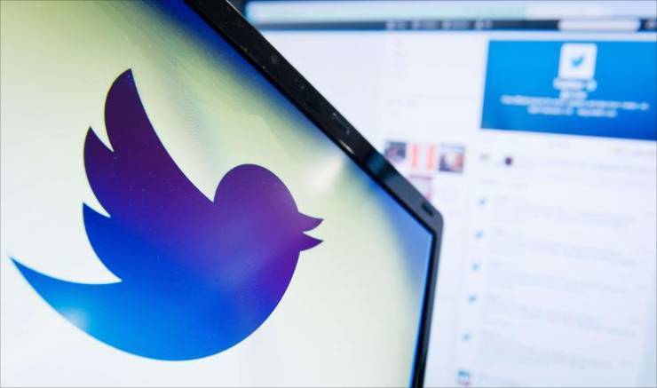 'تويتر' يعين موظفين لمراقبة رسائلك وتغريداتك!