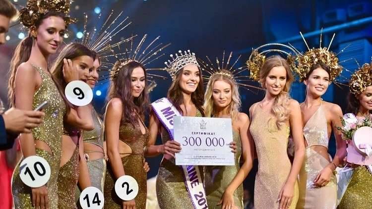 بعد فضيحة استبعادها.. ملكة جمال ترفض التخلي عن تاجها!
