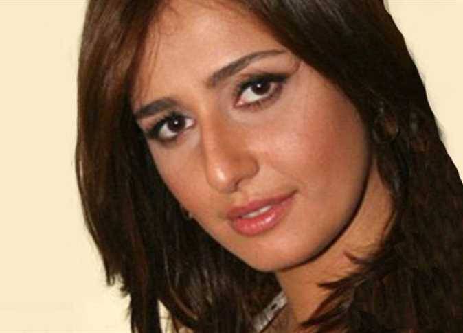حلا شيحا تستمر بلعبة القط والفأر مع جمهورها
