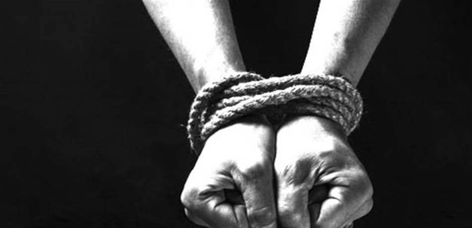 عصّبوا عينيه واقتادوه بالسيارة.. وعندما استفاق اكتشف الكارثة!