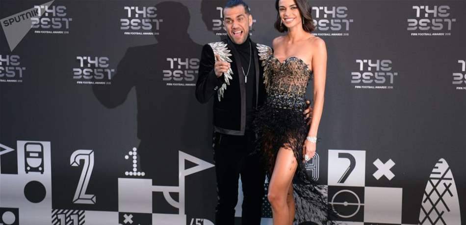 بالفيديو: داني ألفيس كما لم ترونه من قبل.. لماذا ارتدى حذاء نسائياً بكعب عالٍ؟!