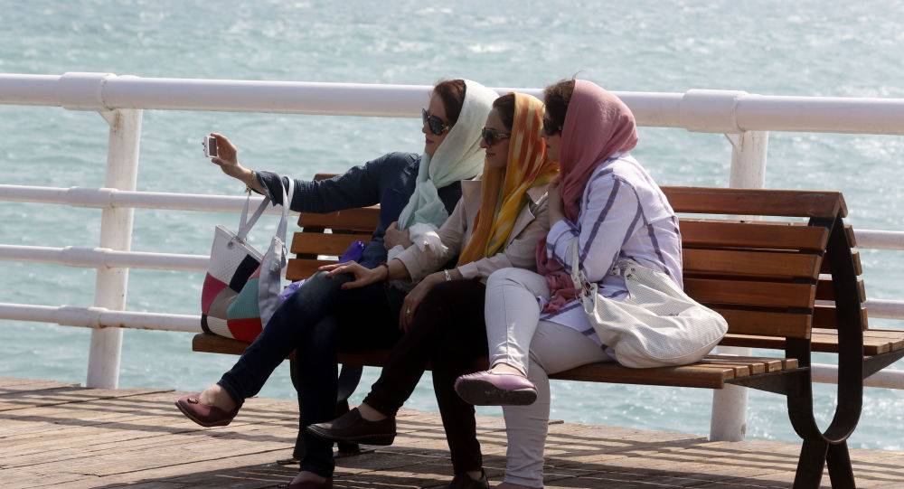 إيرانية شجاعة تنقذ 23 راكبا من حادث بعد إغماء سائق الحافلة
