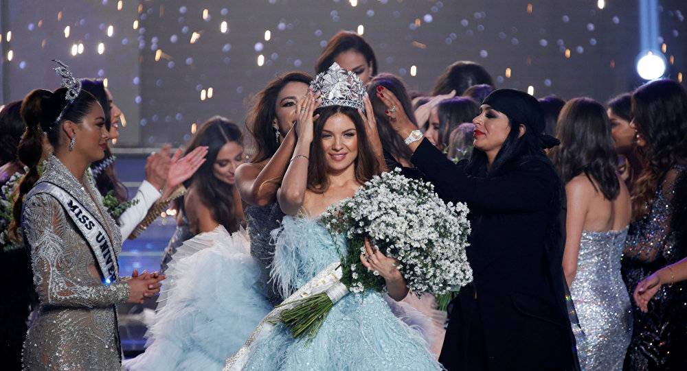 "مايا رعيدي" ملكة جمال لبنان 2018 و"أنابيلا هلال" نجمة السهرة!