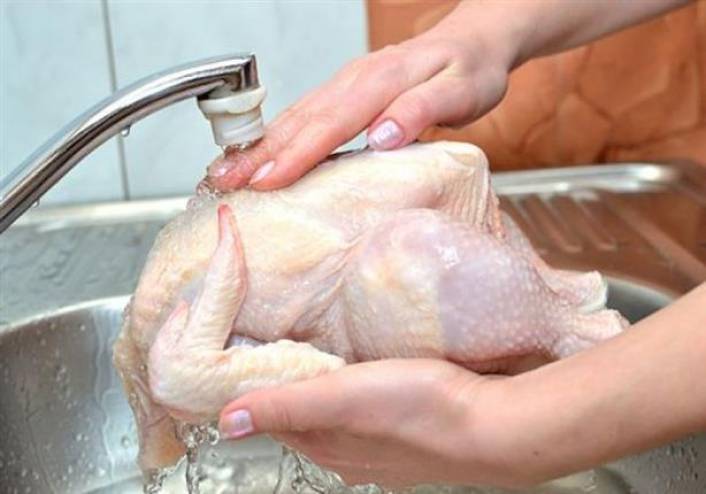 غسل الدجاج قبل طهوه صح أم خطأ؟