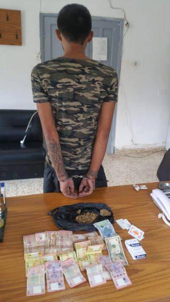 بالصورة..مروّج في الجنوب يقع في قبضة قوى الامن