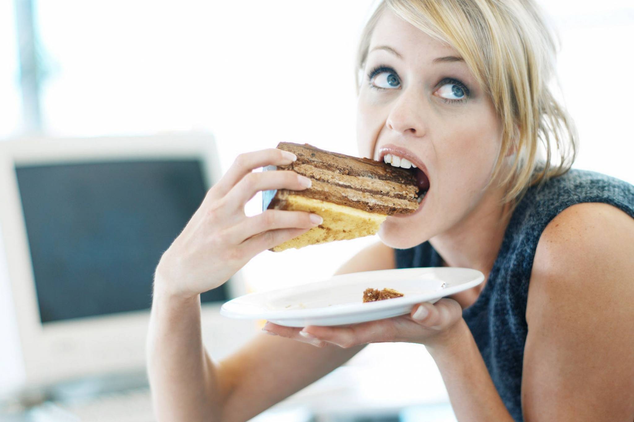 بحث طبي يكشف سبب الأكل باستمرار