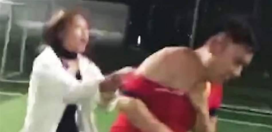 اقتحمت الملعب وأوسعت حبيبها ضرباً.. بعد اكتشافها أنّه متزوّج!