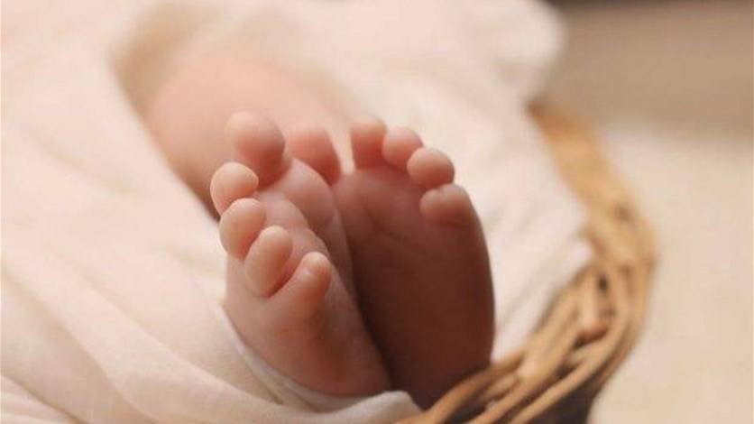 رضيعة حيّة داخل مستوعب للنفايات في حلبا