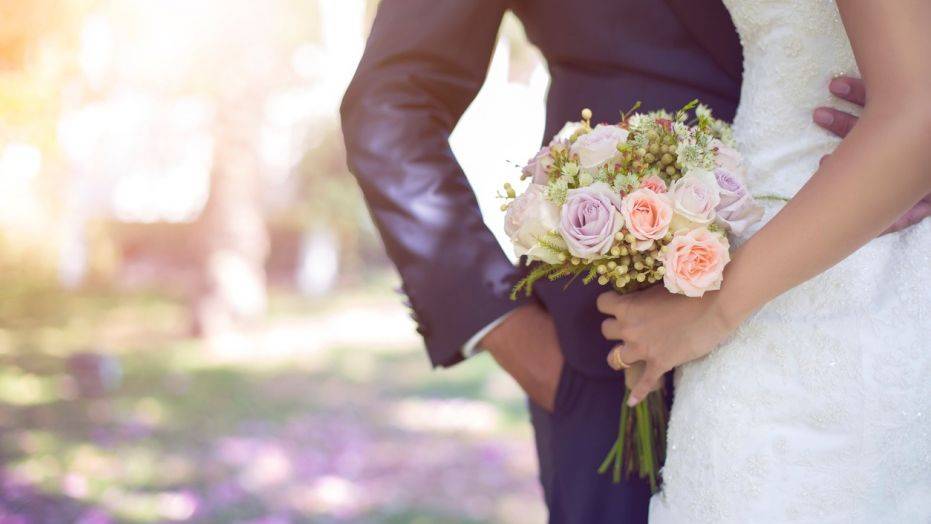 ما فارق السن المناسب بين الزوجين؟