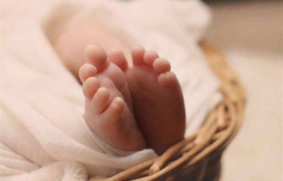 رضيعة مرمية أمام باب الجمعية.. و هذا ما فعله كاهن الرعية