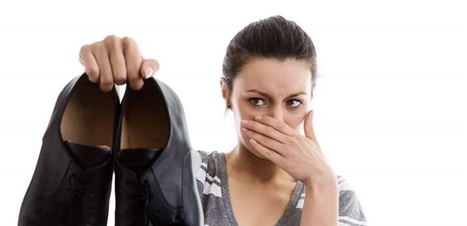 كيف تتخلص من رائحة القدمين الكريهة إلى الأبد؟