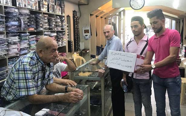 شبان يجولون في شوارع طرابلس يحملون صناديق كتب عليها: مساعدة صغيرة بتعنيلنا كتير.. طلاب مدارس