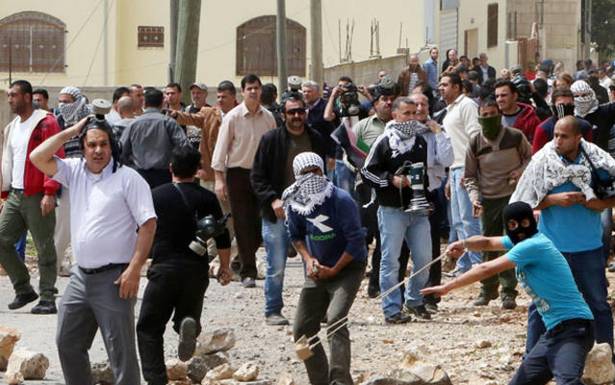 مواجهات بين طلاب فلسطينيين والاحتلال

المستوطنون يصادرون أراضي الفلسطينيين في نابلس