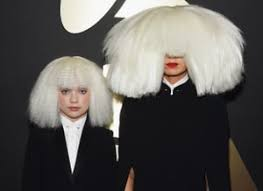 "sia" تهدي هذه الفتاة سيارة !!!