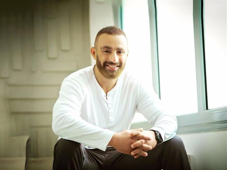 بالصور.. ​أحمد السقا يثير الجدل بـ"اللوك" الجديد