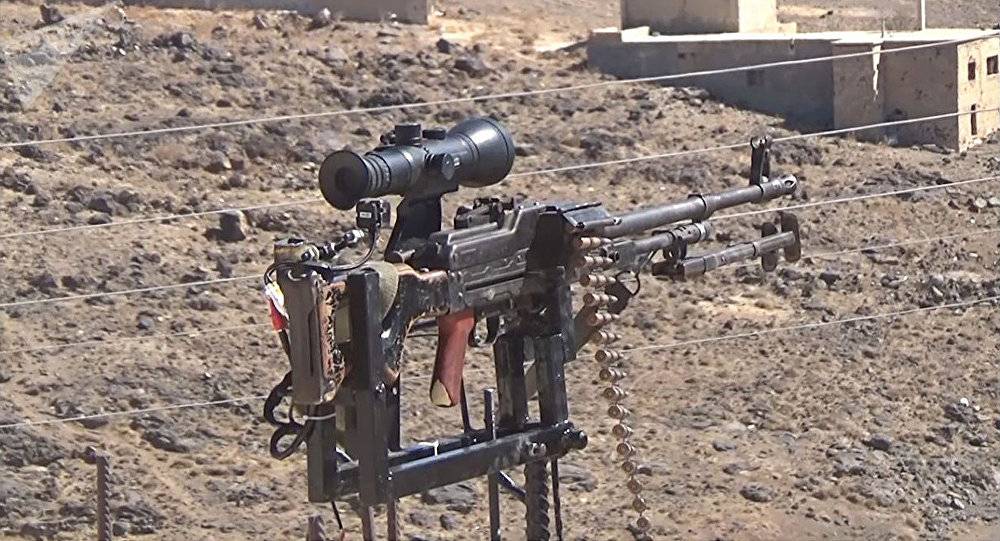 بالفيديو۔۔ بعد تعرض قريته لمجزرة... سوري يبتكر قاعدة ذكية للرشاشات الروسية