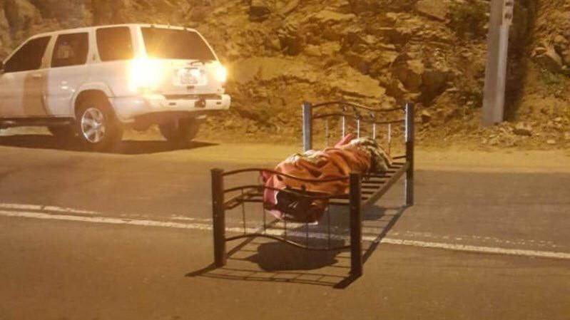 جثّة مربوطة بسرير وسط الطّريق!