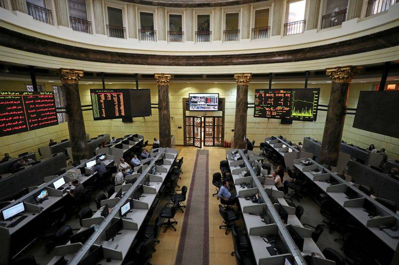 بورصة مصر تتراجع لأدنى مستوى في 12 شهرا