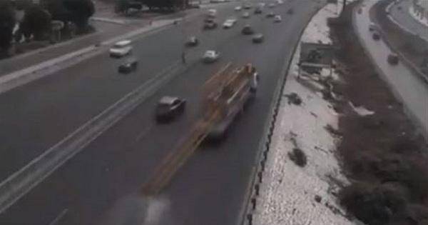 بالفيديو: كارثة في الضبية سقوط عمود كهرباء من شاحنة في منتصف الطريق السريع