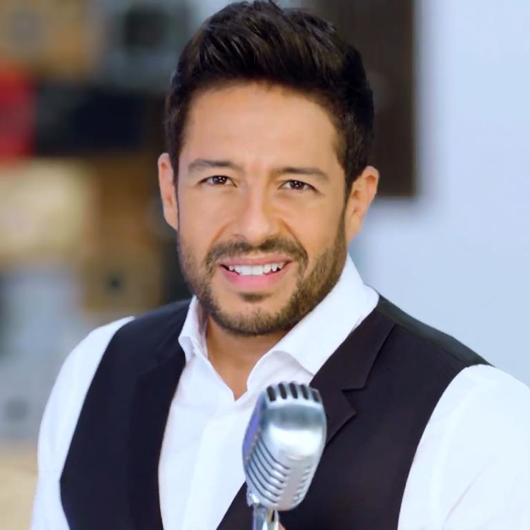 بالفيديو- محمد حماقي يبكي على المسرح