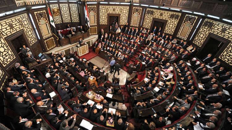 الدخان الأبيض يتصاعد من قبة مجلس الشعب السوري