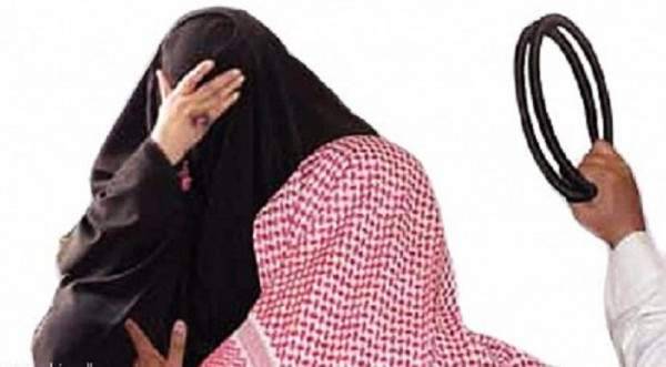 بالفيديو: غضب عارم في السعودية بعد انتشار فيديو لرجل سعودي يضرب سيدة في الطريق