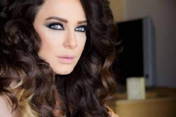​سلاف فواخرجي تتعرض للنقد۔۔۔ وما علاقة الراحلة دينا هارون؟؟