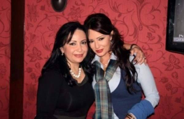 تولاي هارون توجه رسالة لمحبي شقيقتها دينا!!