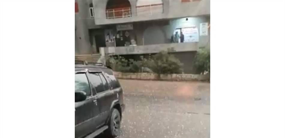 شاهد تساقط حبات البَرَد في بسكنتا (فيديو )