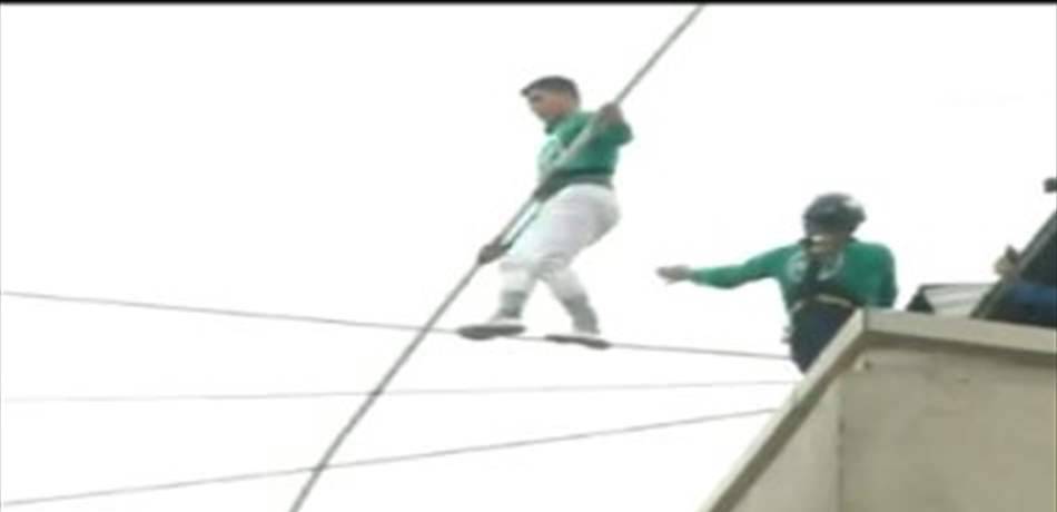 بالفيديو.. مغربي يعبر بين ناطحتي سحاب في تشيلي