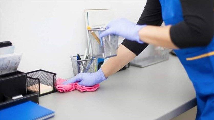 عاملة منزل تقوم بجمع شعر مخدوميها وملابسهم لأغراض سحرية