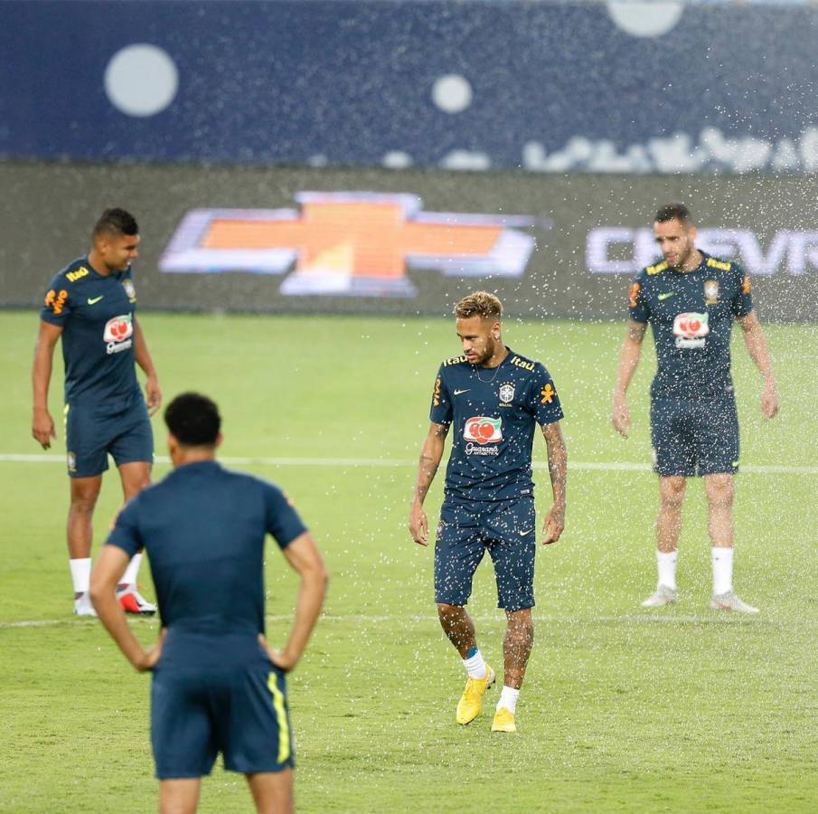البرازيلي نيمار يخطف الأنظار في أول تدريب للسامبا