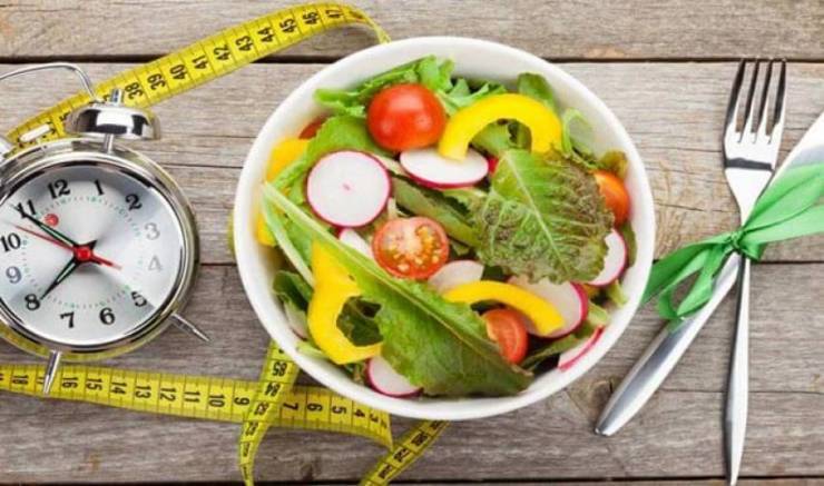 ما علاقة موعد تناول الوجبات بتراكم الدهون بالجسم؟