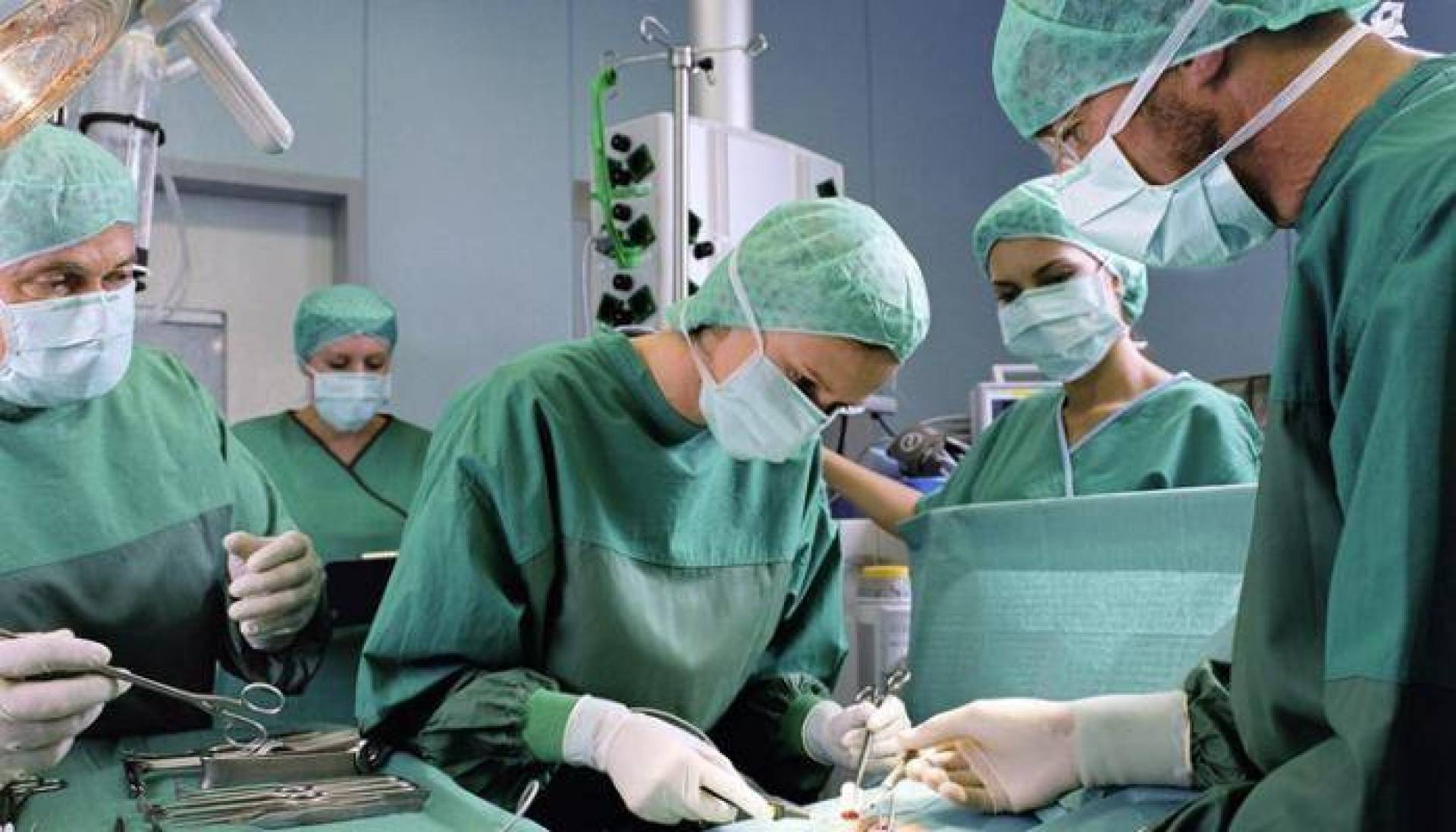 خبر صادم امرأة تضع طفلاً يحمل جنيناً!
