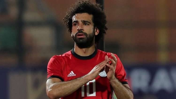 شاهد.. رد فعل صلاح بعد مشاهدته إحدى معجباته تذرف الدموع
