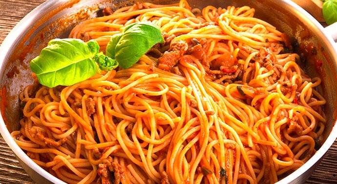 طباخ إيطالي يكشف مكوّناً سرّياً في صلصة البندورة يجعل المعكرونة لذيذة