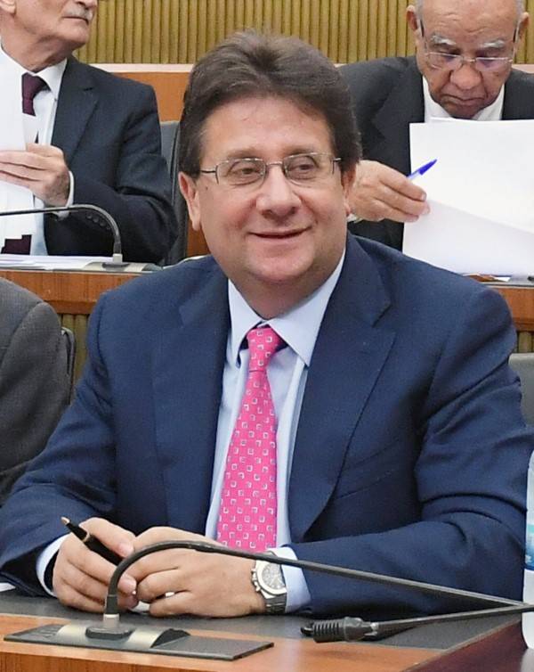 كنعان تسلم من حاصباني تفاصيل الاعتماد الاضافي للدواء