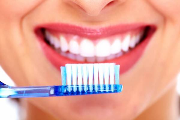 أطباء: تنظيف الأسنان بعد تناول الطعام مباشرة عادة خطرة!