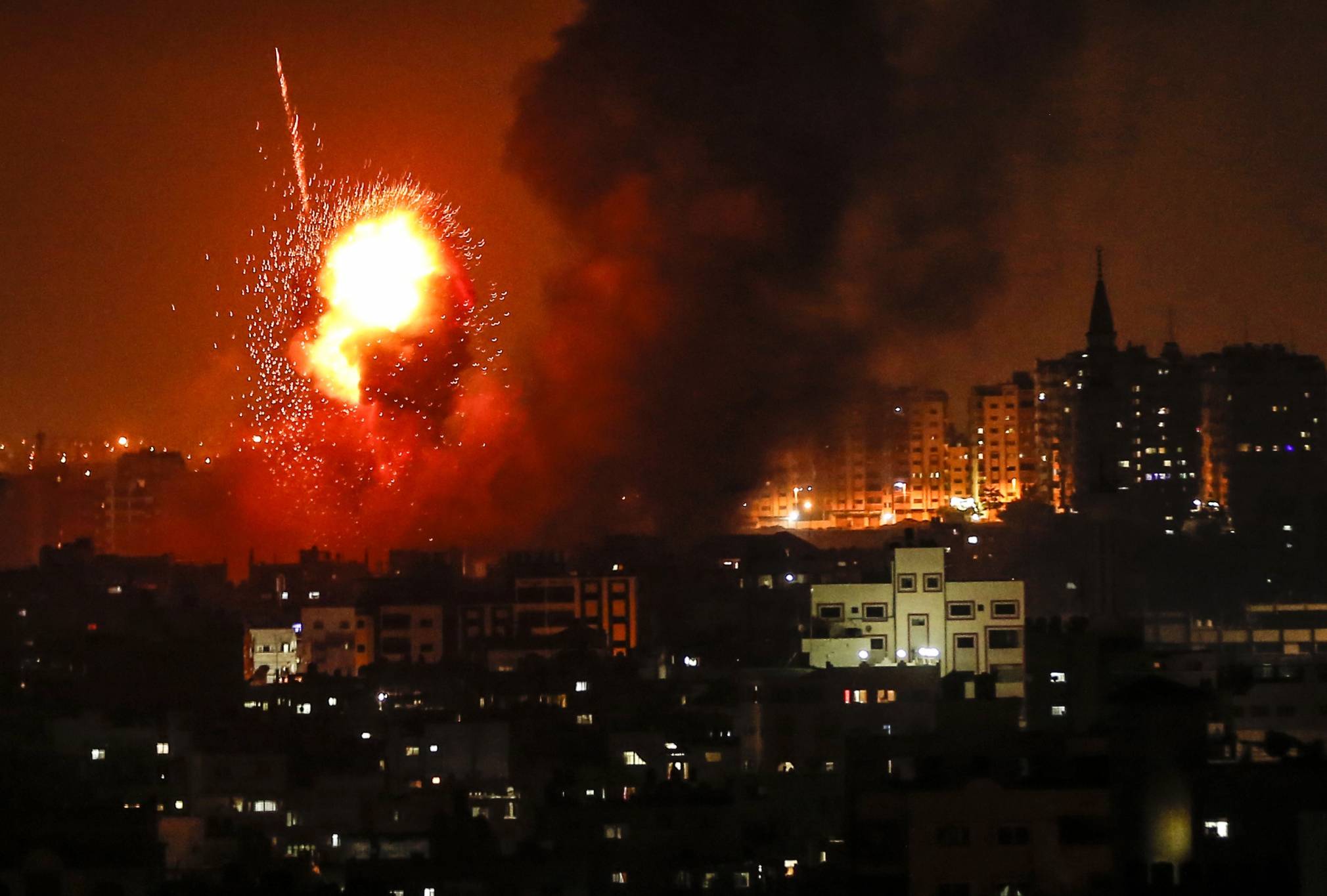 استشهاد فلسطيني وإصابة ثلاثة آخرين جراء قصف العدو