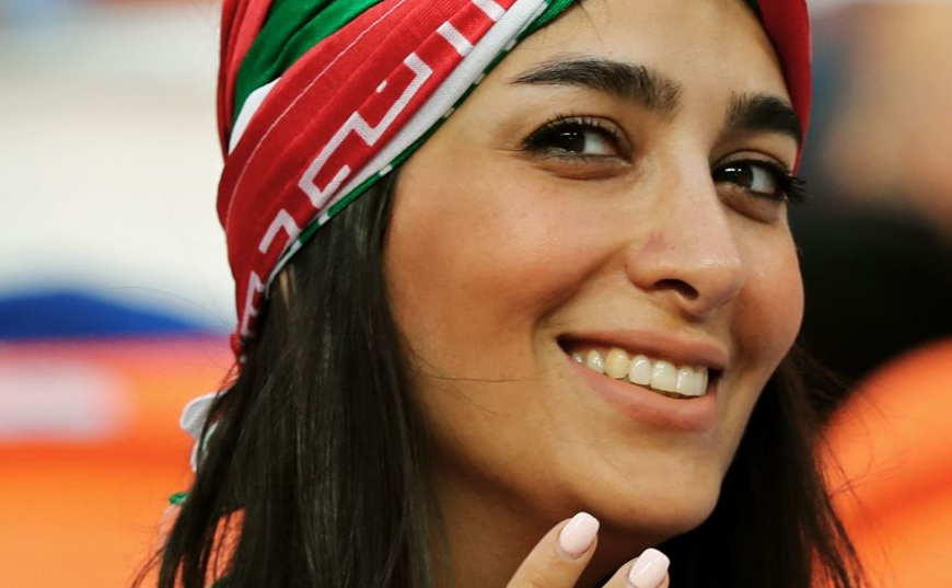 لأول مرة... إيران تسمح للنساء بحضور مباريات كرة القدم (صور)
