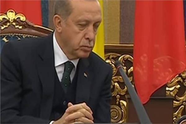 بالفيديو.. أردوغان ينام أثناء المؤتمر الصحفي الرئاسي