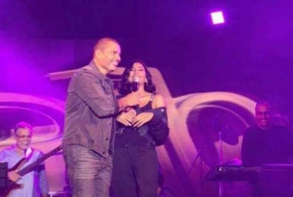 عمرو دياب يدعو دينا الشربيني الى المسرح ويعلن عن حبه لها- بالفيديو