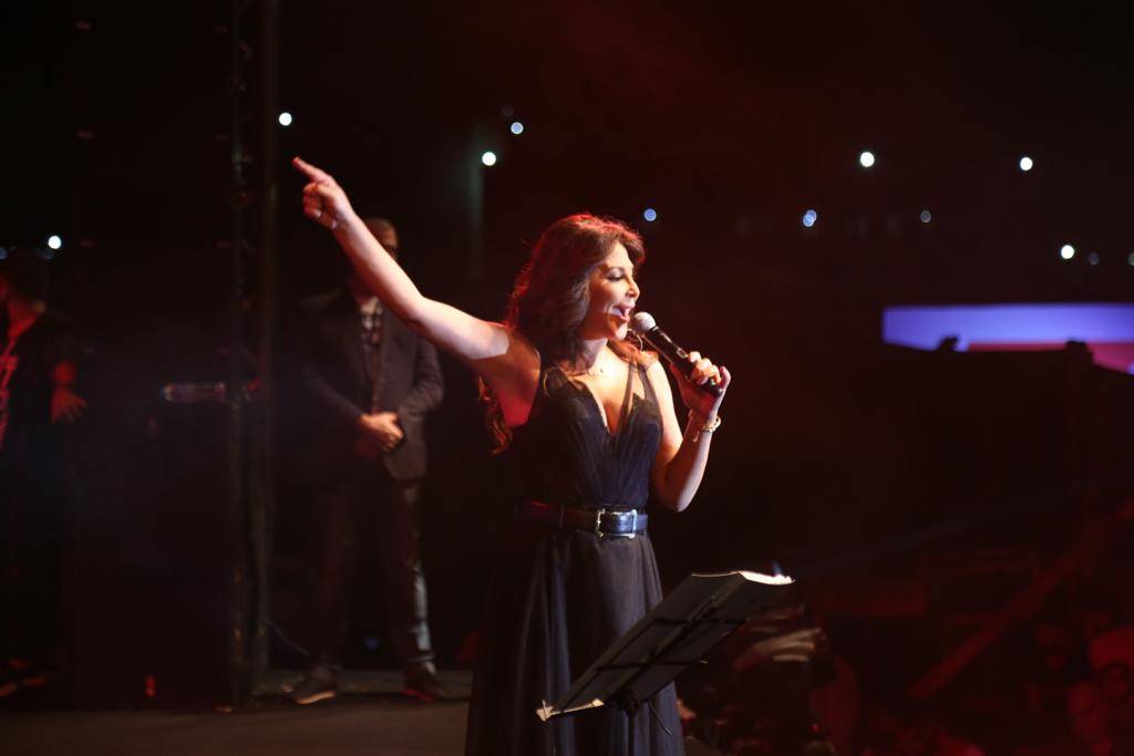 إليسا بإطلالة ساحرة وتحتفل بميلادها على المسرح
